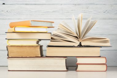 Açık kitap, ahşap masa ciltli kitap. Eğitim arka plan. Okula dönüş. Metin için yer kopyalayın.