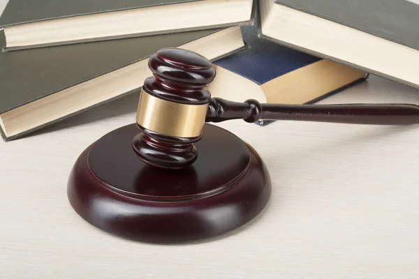 Concepto de ley - Libro con jueces de madera martillo en la mesa en una sala de tribunal u oficina de aplicación . —  Fotos de Stock