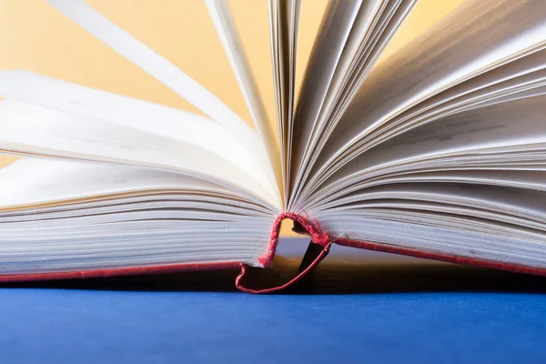 Libro abierto, libros de tapa dura sobre mesa de madera. Formación. De vuelta a la escuela. Copiar espacio para texto —  Fotos de Stock