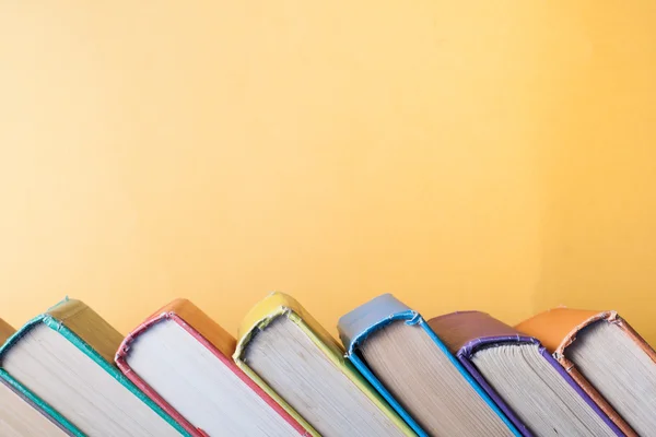 Tablo renkli kitap yığını. Eğitim arka plan. Okula dönüş. Metin için yer kopyalayın.