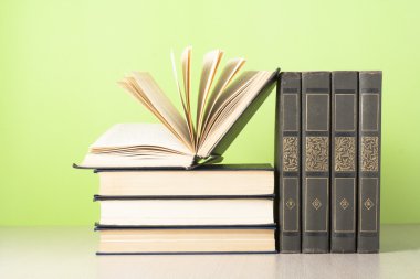 Açık kitap, ahşap masa ciltli kitap. Eğitim arka plan. Okula dönüş. Metin için yer kopyalayın.