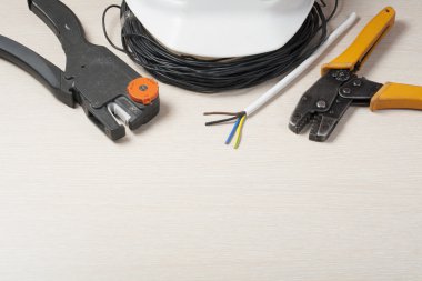 Ahşap arka plan üzerinde elektrik araç kümesi. Mühendislik çalışmaları, enerji kavramı için aksesuarlar.