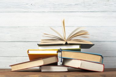 Açık kitap, ahşap masa ciltli kitap. Eğitim arka plan. Okula dönüş. Metin için yer kopyalayın.