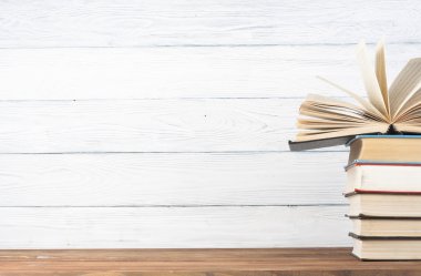 Açık kitap, ahşap masa ciltli kitap. Eğitim arka plan. Okula dönüş. Metin için yer kopyalayın.