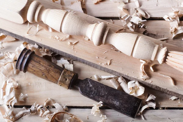 Marangozluk kavramı. Marangoz marangoz işyeri üstten görünüm. Talaş ile ahşap masa üstünde inşaat alet. Kopya alanı