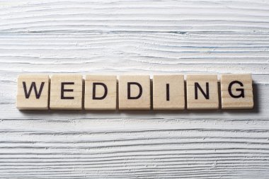 Ahşap arka plan ağaç blok üzerinde yazılı düğün kelime