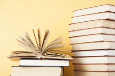 Açık kitap, ahşap masa ciltli kitap. Eğitim arka plan. Okula dönüş. Metin için yer kopyalayın.
