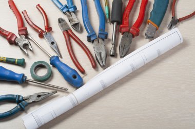 Ahşap arka plan üzerinde elektrik araç kümesi. Mühendislik çalışmaları, enerji kavramı için aksesuarlar.