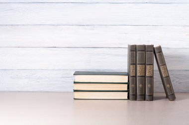 Tablo renkli kitap yığını. Eğitim arka plan. Okula dönüş. Metin için yer kopyalayın.