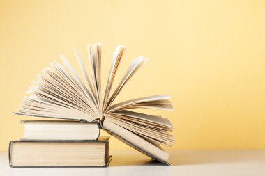 Hukuk kavram - bir mahkeme veya icra ofiste tabloda ahşap hakimler tokmak ile kitap.