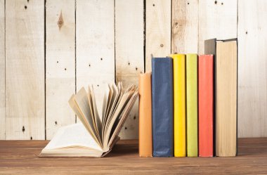 Açık kitap, ahşap masa ciltli kitap. Eğitim arka plan. Okula dönüş. Metin için yer kopyalayın.