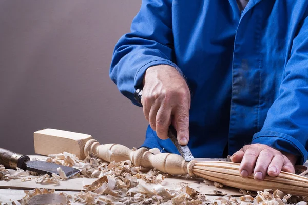 Carpintero trabajando con plano sobre fondo de madera en Building Site. Lugar de trabajo . — Foto de Stock
