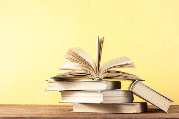 Libro abierto, libros de tapa dura sobre mesa de madera. Formación. De vuelta a la escuela. Copiar espacio para texto . —  Fotos de Stock