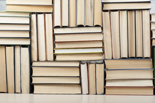 Stack di libri colorati. Formazione di base. Torniamo a scuola. Copia spazio per testo . — Foto Stock