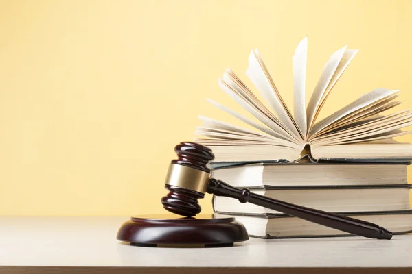 Conceito de lei - Livro com juízes de madeira martelo sobre a mesa em um tribunal ou escritório de execução . — Fotografia de Stock