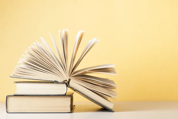 Hukuk kavram - bir mahkeme veya icra ofiste tabloda ahşap hakimler tokmak ile kitap.