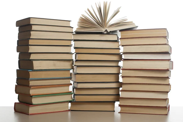 Stos książek na białym tle. Koncepcja edukacji. Powrót do szkoły. — Zdjęcie stockowe