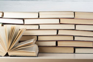 Açık kitap, ahşap masa ciltli kitap. Eğitim arka plan. Okula dönüş. Metin için yer kopyalayın.