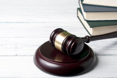 Hukuk kavram - bir mahkeme veya icra ofiste tabloda ahşap hakimler tokmak ile kitap.