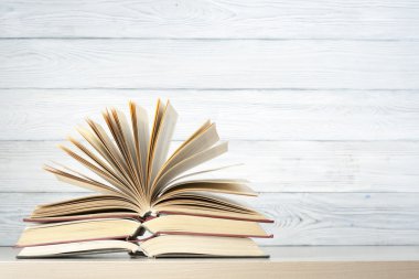 Açık kitap, ahşap masa ciltli kitap. Eğitim arka plan. Okula dönüş. Metin için yer kopyalayın.