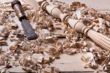 Marangozluk kavramı. Marangoz marangoz işyeri üstten görünüm. Talaş ile ahşap masa üstünde inşaat alet. Kopya alanı