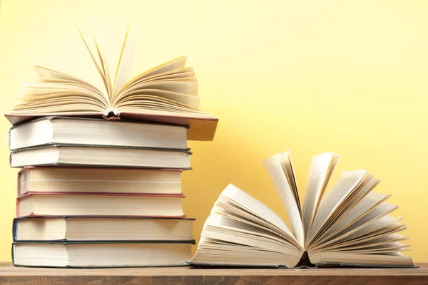 Nyitott könyv, keménykötésű könyv, a fából készült asztal. Oktatási háttér. Vissza az iskolába. Hely, a szöveg másolása. — Stock Fotó