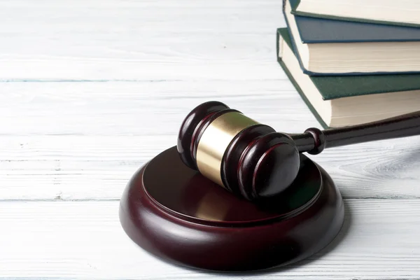 Hukuk kavram - bir mahkeme veya icra ofiste tabloda ahşap hakimler tokmak ile kitap.