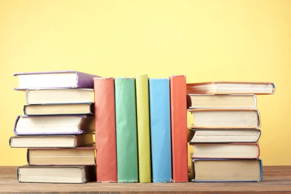 Renkli kitap yığını. Eğitim arka plan. Okula dönüş. Metin için yer kopyalayın.