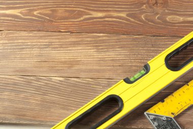 Ahşap masa, araçlar kümesi. Çizgi İnşaat seviyesi ve kare ölçme metre cetvel bakım kavramı