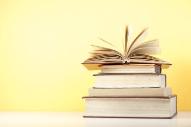 Açık kitap, ahşap masa ciltli kitap. Eğitim arka plan. Okula dönüş. Metin için yer kopyalayın.