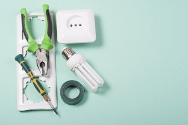 Ahşap arka plan üzerinde elektrik araç kümesi. Mühendislik çalışmaları, enerji kavramı için aksesuarlar.