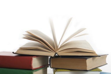 Beyaz arka plan üzerinde izole kitap yığını. Eğitim kavramı. Okula dönüş.