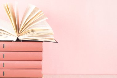 Açık kitap, ahşap masa ciltli kitap. Eğitim arka plan. Okula dönüş. Metin için yer kopyalayın.