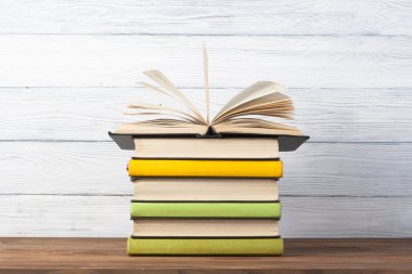 Açık kitap, ahşap masa ciltli kitap. Eğitim arka plan. Okula dönüş. Metin için yer kopyalayın.