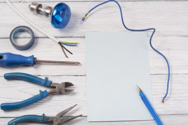 Ahşap arka plan üzerinde elektrik araç kümesi. Mühendislik çalışmaları, enerji kavramı için aksesuarlar.