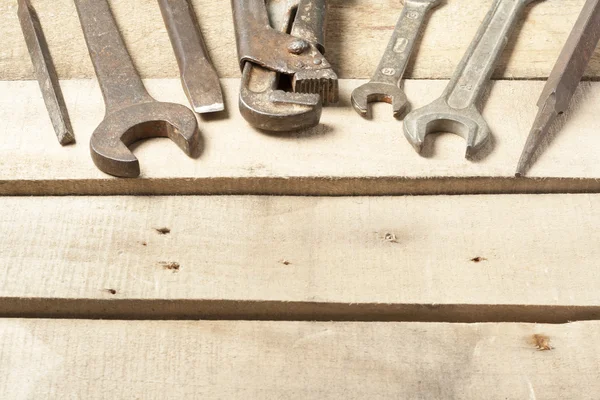 Zestaw narzędzi budowlanych. Klucz na podłoże drewniane — Zdjęcie stockowe