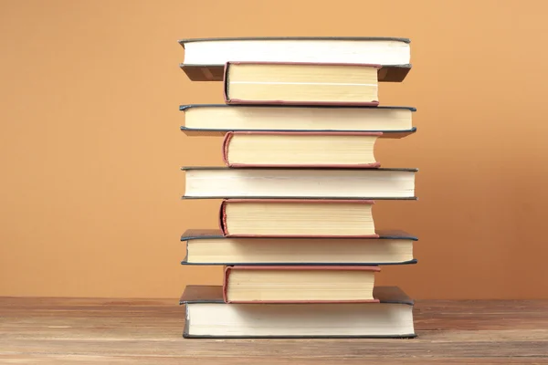 Stack di libri colorati. Formazione di base. Torniamo a scuola. Copia spazio per testo . — Foto Stock