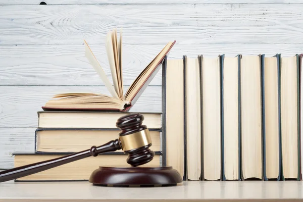 Law concept - boek met houten rechters hamer op tafel in een rechtszaal of handhaving kantoor. — Stockfoto