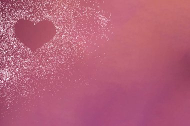 Mor arka planda gümüş parıltılardan yapılmış kalp şekli, çiçek arkaplanı, mutlu sevgililer günü, anneler günü, düz yatak, üst manzara