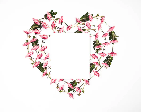 心形框架 由粉色人造奶油花制成 带有便笺纸和复印空间 情人节快乐 母亲节 花朵背景 顶视图 — 图库照片
