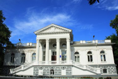 Beyaz güzel eski bina ve mavi gökyüzü