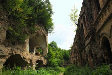 Eski kale ve ağaçlar