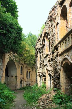 Eski kale ve ağaçlar