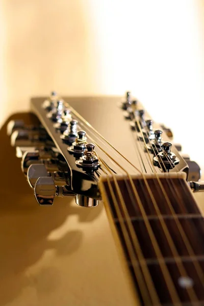 Um detalhe de um pescoço de guitarra . — Fotografia de Stock