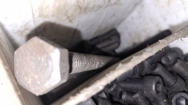 Beyaz arka planı olan metal bir boru.