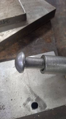 Ahşap arka planda metal saplı.