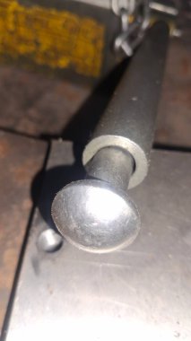 Eski paslı metal boru