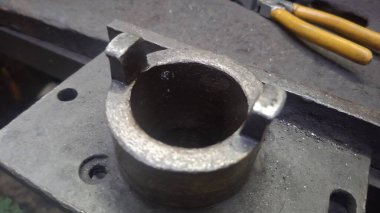 Fabrikadaki eski demir makinesi.