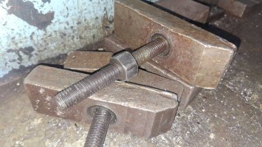 Paslı metal bir boruya yakın.