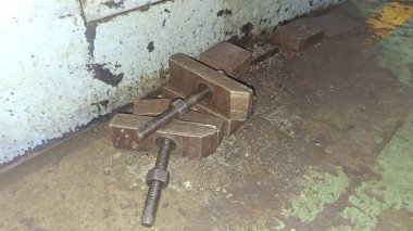 Ahşap arka planda metal kapı kolu.